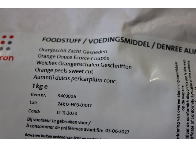 Diverse grondstoffen op schap waaronder paradijszaad, korianderpoeder en oranje schil. - afbeelding 4 van  4