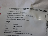 Diverse grondstoffen op schap waaronder paradijszaad, korianderpoeder en oranje schil. - afbeelding 4 van  4