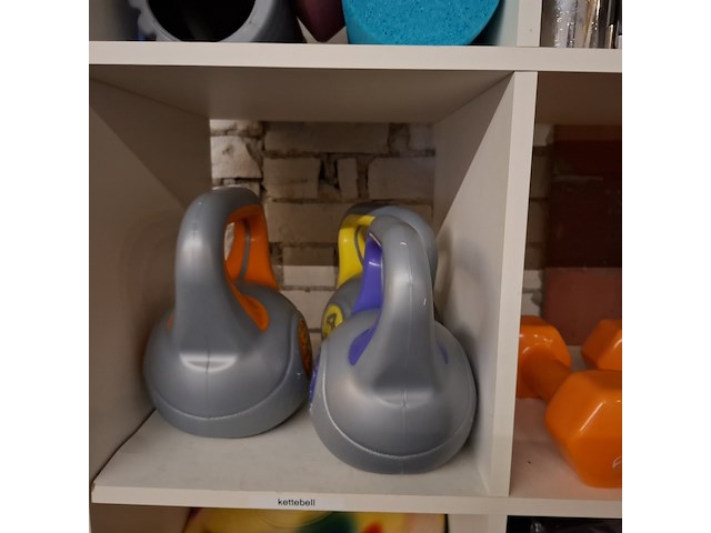 Diverse gymbenodigdheden en gewichten , in vakkenkast - afbeelding 2 van  20