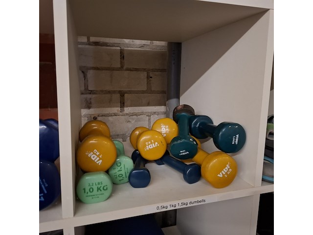Diverse gymbenodigdheden en gewichten , in vakkenkast - afbeelding 4 van  20