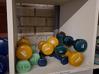 Diverse gymbenodigdheden en gewichten , in vakkenkast - afbeelding 4 van  20
