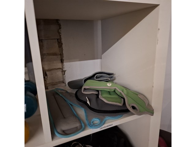 Diverse gymbenodigdheden en gewichten , in vakkenkast - afbeelding 5 van  20