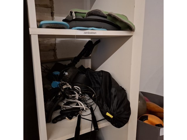 Diverse gymbenodigdheden en gewichten , in vakkenkast - afbeelding 6 van  20