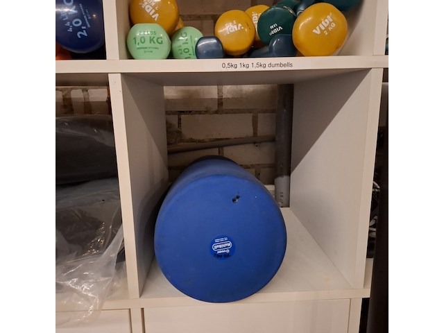 Diverse gymbenodigdheden en gewichten , in vakkenkast - afbeelding 7 van  20