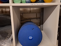 Diverse gymbenodigdheden en gewichten , in vakkenkast - afbeelding 7 van  20