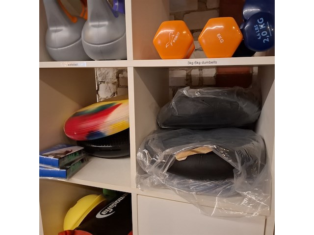 Diverse gymbenodigdheden en gewichten , in vakkenkast - afbeelding 8 van  20