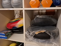 Diverse gymbenodigdheden en gewichten , in vakkenkast - afbeelding 8 van  20