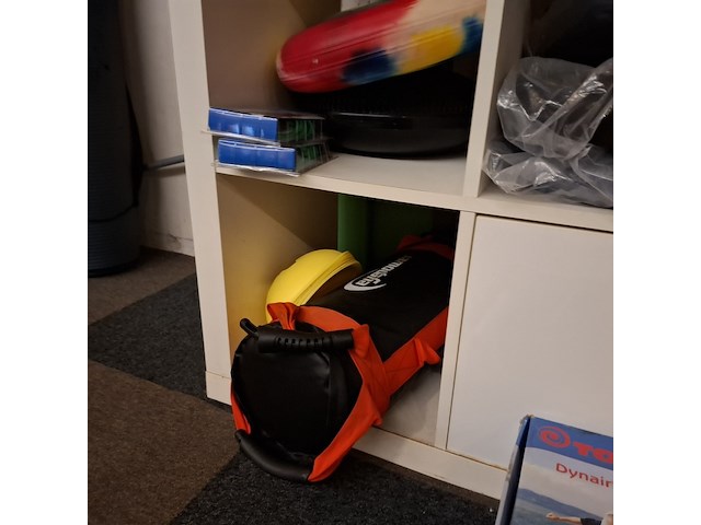 Diverse gymbenodigdheden en gewichten , in vakkenkast - afbeelding 9 van  20