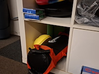 Diverse gymbenodigdheden en gewichten , in vakkenkast - afbeelding 9 van  20