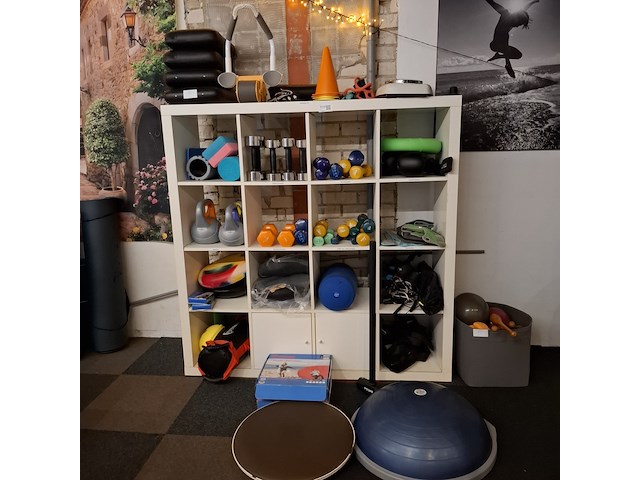 Diverse gymbenodigdheden en gewichten , in vakkenkast - afbeelding 1 van  20