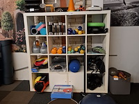 Diverse gymbenodigdheden en gewichten , in vakkenkast - afbeelding 1 van  20