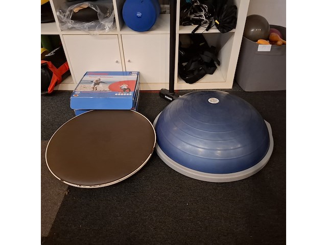 Diverse gymbenodigdheden en gewichten , in vakkenkast - afbeelding 13 van  20