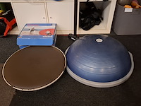 Diverse gymbenodigdheden en gewichten , in vakkenkast - afbeelding 13 van  20