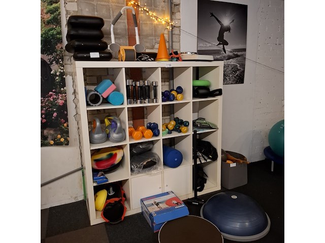 Diverse gymbenodigdheden en gewichten , in vakkenkast - afbeelding 12 van  20