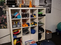Diverse gymbenodigdheden en gewichten , in vakkenkast - afbeelding 12 van  20
