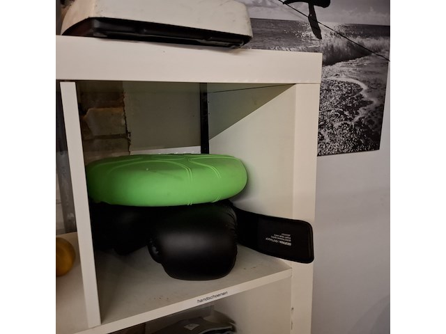 Diverse gymbenodigdheden en gewichten , in vakkenkast - afbeelding 17 van  20