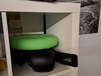 Diverse gymbenodigdheden en gewichten , in vakkenkast - afbeelding 17 van  20