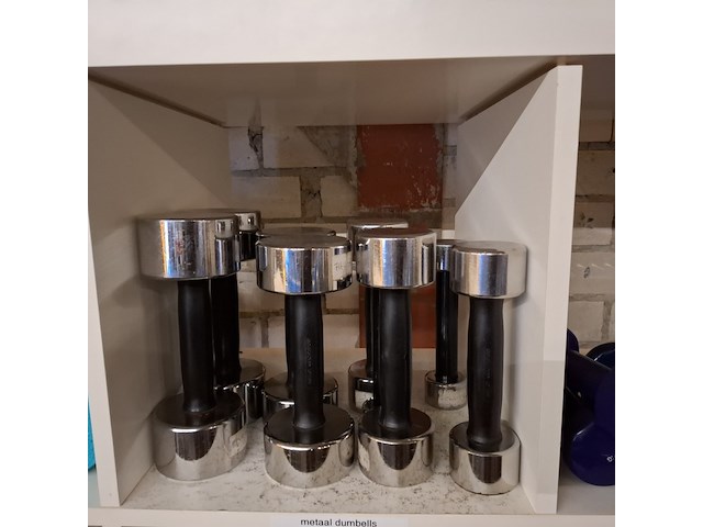 Diverse gymbenodigdheden en gewichten , in vakkenkast - afbeelding 19 van  20