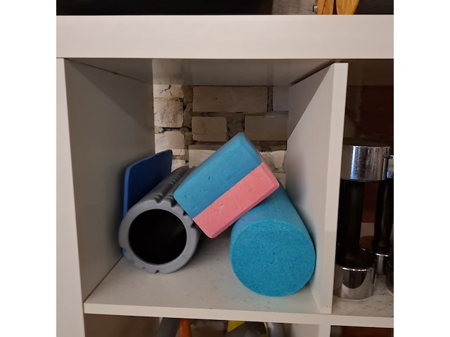 Diverse gymbenodigdheden en gewichten , in vakkenkast - afbeelding 20 van  20