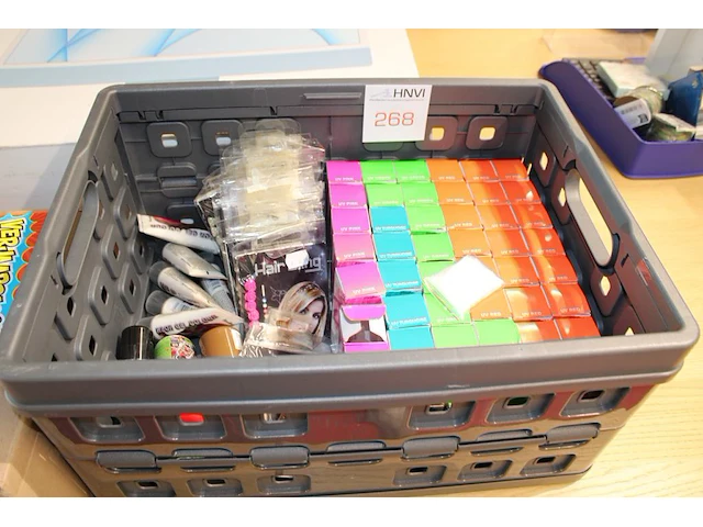 Diverse haarproducten in krat - afbeelding 1 van  2