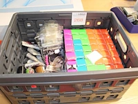 Diverse haarproducten in krat