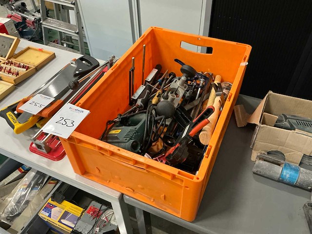 Diverse hand en elektrisch gereedschap - afbeelding 1 van  4