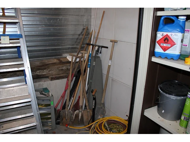 Diverse hand en tuingereedschappen w.o. batsen, spaden, harken en tuinslangen - afbeelding 1 van  2