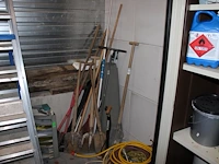 Diverse hand en tuingereedschappen w.o. batsen, spaden, harken en tuinslangen
