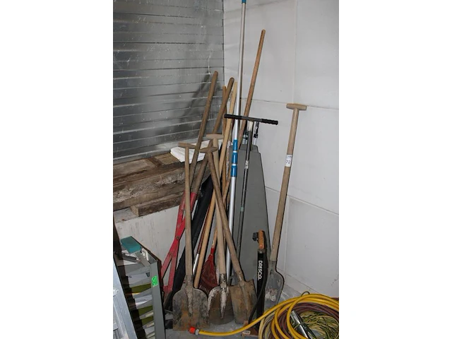 Diverse hand en tuingereedschappen w.o. batsen, spaden, harken en tuinslangen - afbeelding 2 van  2