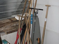 Diverse hand en tuingereedschappen w.o. batsen, spaden, harken en tuinslangen - afbeelding 2 van  2