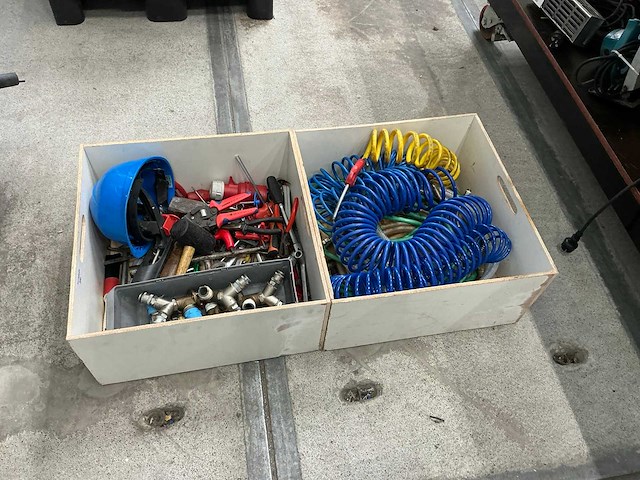 Diverse handgereedschap en luchtslang - afbeelding 1 van  7