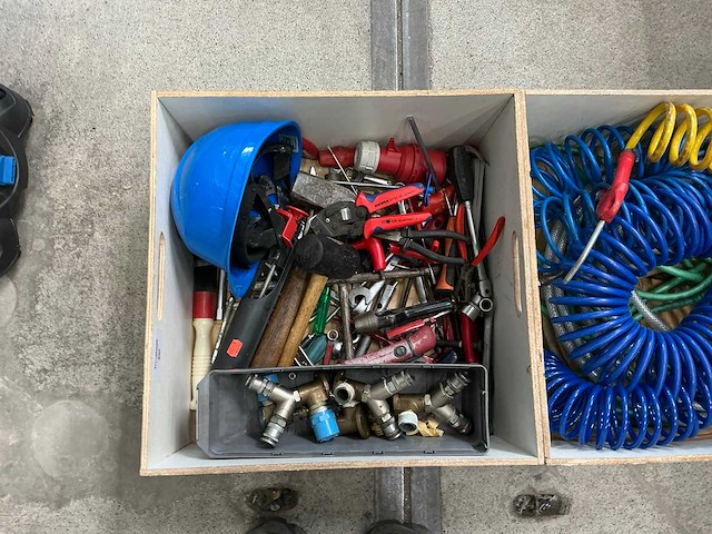 Diverse handgereedschap en luchtslang - afbeelding 2 van  7