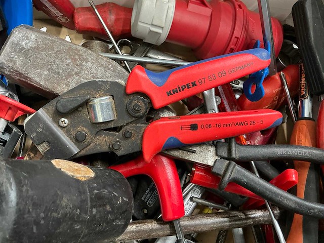 Diverse handgereedschap en luchtslang - afbeelding 3 van  7