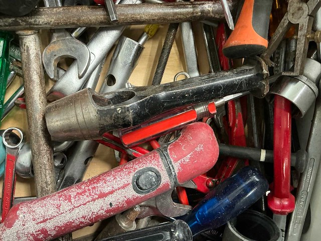 Diverse handgereedschap en luchtslang - afbeelding 4 van  7