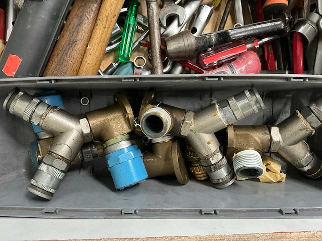 Diverse handgereedschap en luchtslang - afbeelding 5 van  7