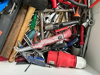 Diverse handgereedschap en luchtslang - afbeelding 6 van  7