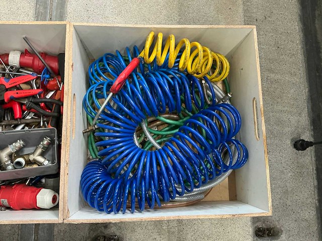Diverse handgereedschap en luchtslang - afbeelding 7 van  7