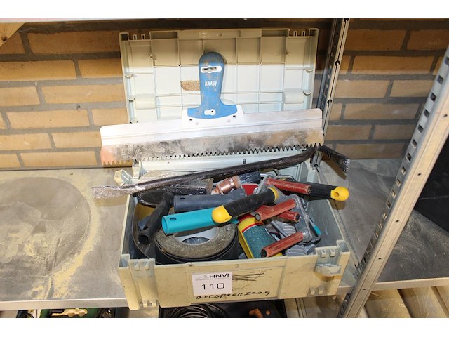 Diverse handgereedschappen in kist. - afbeelding 1 van  2