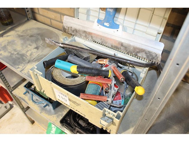 Diverse handgereedschappen in kist. - afbeelding 2 van  2