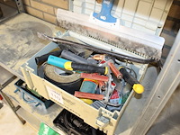 Diverse handgereedschappen in kist. - afbeelding 2 van  2