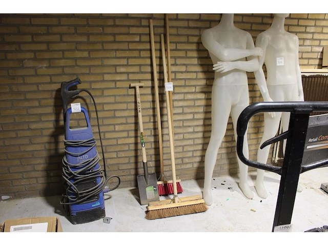 Diverse handgereedschappen w.o. bezems en schep. - afbeelding 1 van  2