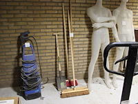 Diverse handgereedschappen w.o. bezems en schep. - afbeelding 1 van  2