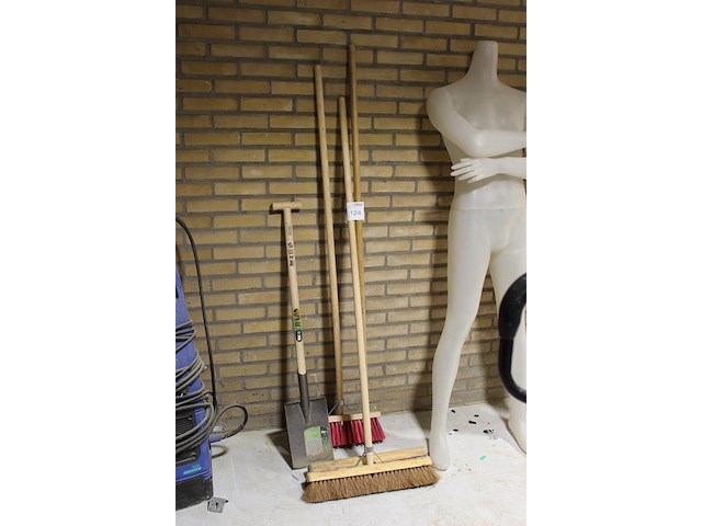 Diverse handgereedschappen w.o. bezems en schep. - afbeelding 2 van  2