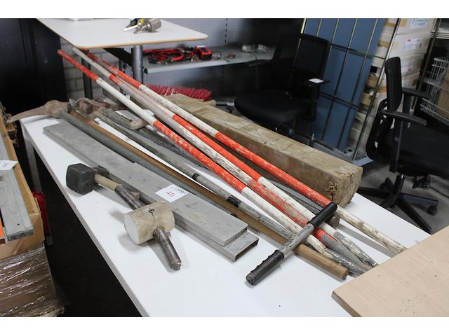 Diverse handgereedschappen w.o. pikhouweel, hamers, kloofbijl en piketpaaltjes - afbeelding 1 van  2