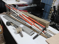 Diverse handgereedschappen w.o. pikhouweel, hamers, kloofbijl en piketpaaltjes - afbeelding 1 van  2