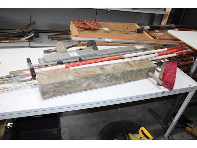 Diverse handgereedschappen w.o. pikhouweel, hamers, kloofbijl en piketpaaltjes - afbeelding 2 van  2
