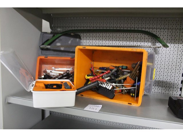 Diverse handgereedschappen w.o. sleutels, hamer, schroevendraaiers, tangen, schroefmachine ikea etc. - afbeelding 1 van  2