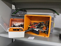 Diverse handgereedschappen w.o. sleutels, hamer, schroevendraaiers, tangen, schroefmachine ikea etc. - afbeelding 1 van  2