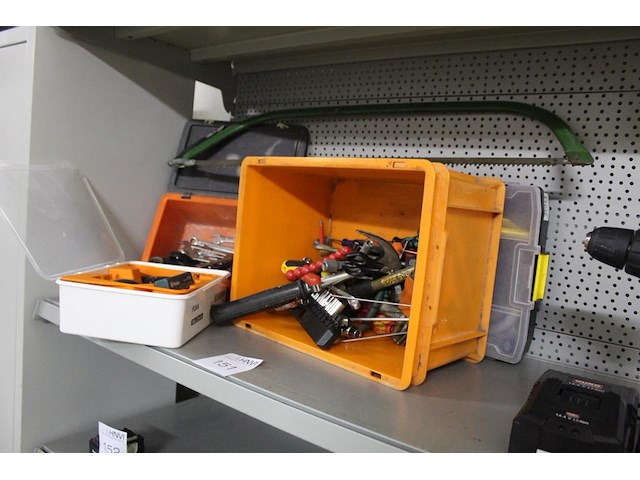Diverse handgereedschappen w.o. sleutels, hamer, schroevendraaiers, tangen, schroefmachine ikea etc. - afbeelding 2 van  2