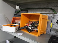 Diverse handgereedschappen w.o. sleutels, hamer, schroevendraaiers, tangen, schroefmachine ikea etc. - afbeelding 2 van  2